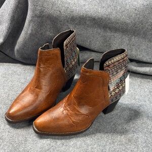 Roper Rowdy Brown Leather Ankle Boots with Colorful Pattern heel boot 8.5